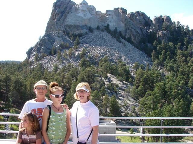 Still the same day, we stopped at Mount Rushmore.