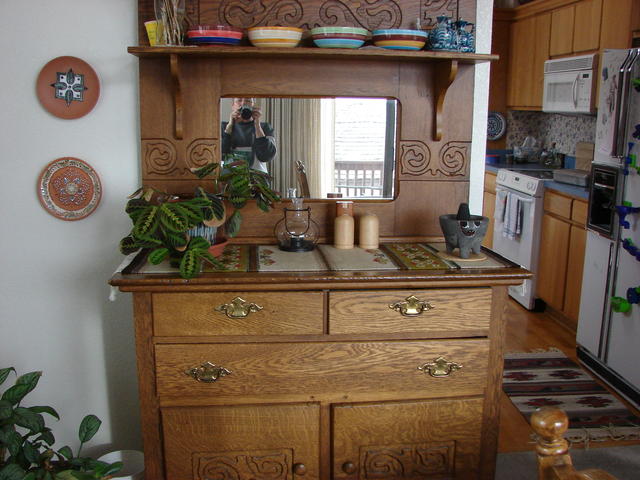 LW's cupboard.  Bowls from Malta from C & C.  Vinegar and oil pitchers from Spain, Hórreo from Spain-JJ might want it, table
