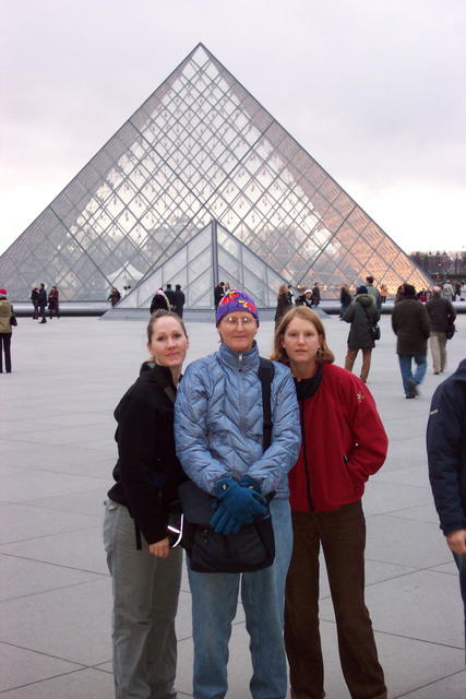 But we had to be content with pictures in the patio because the Louvre was closing for the day.