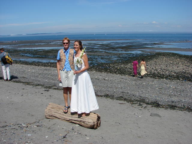 LW and Lindsay play "queen of the log."