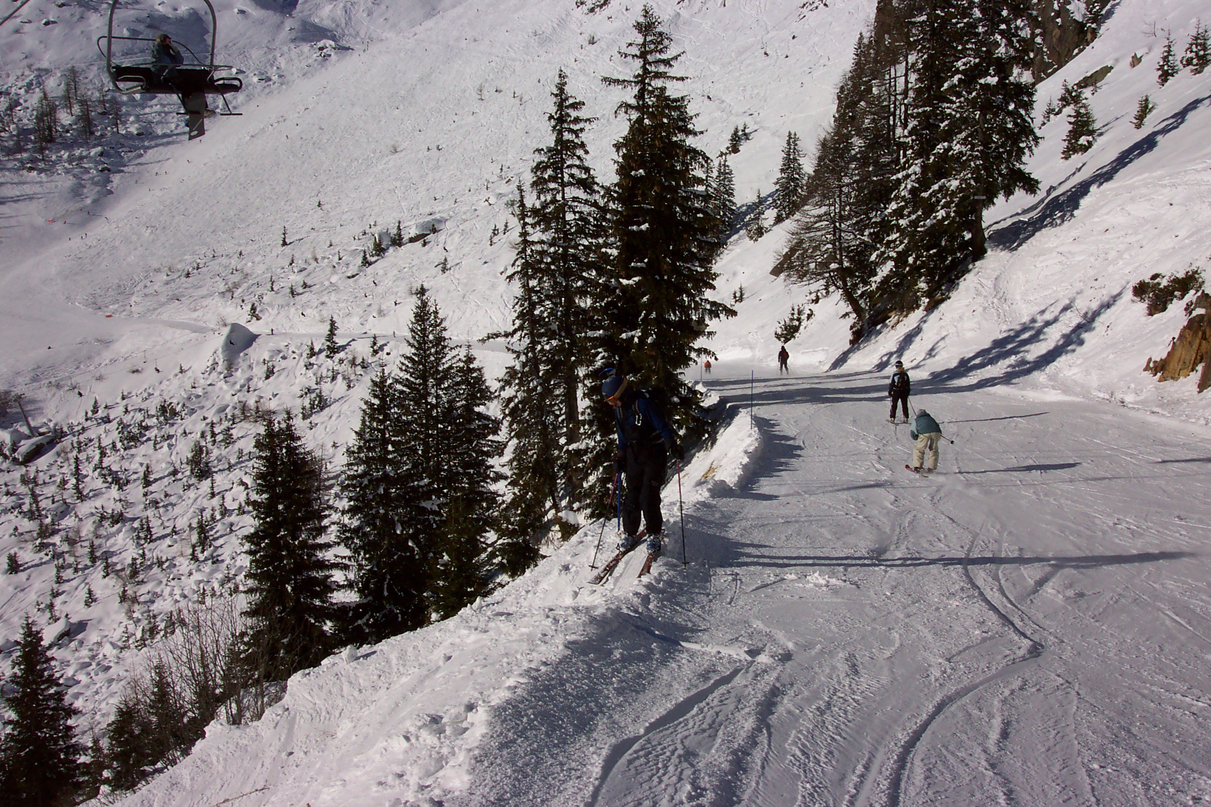 Here, Linda's getting ready to drop off the edge of the world.  I'll continue down the cat track.  I really improved my snowplow