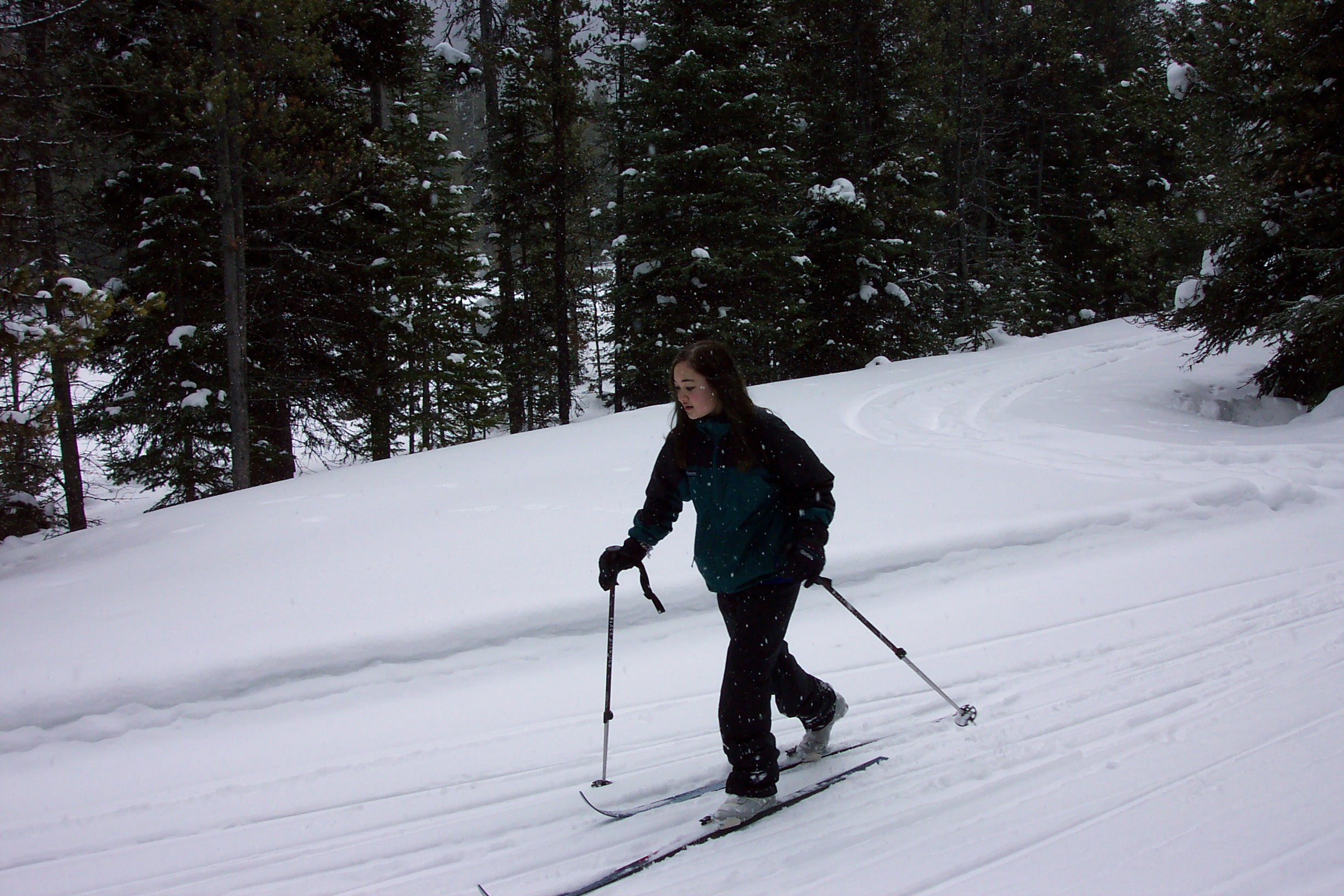 Mal looks like she's been skiing for years.